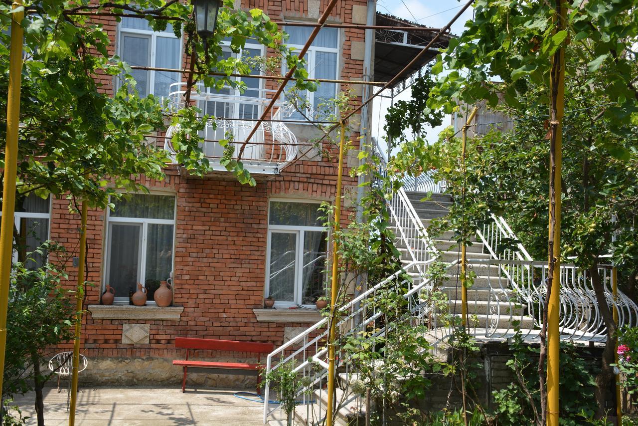 Friends House Hotel Kutaisi Exterior photo