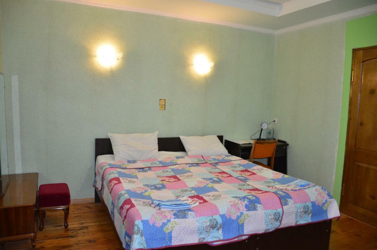Friends House Hotel Kutaisi Exterior photo