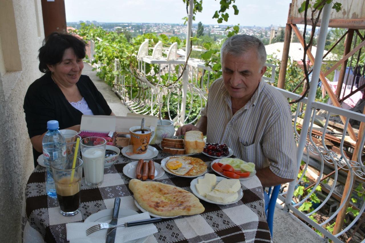 Friends House Hotel Kutaisi Exterior photo